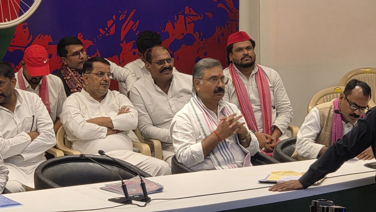 Benarasiyaa's tweet photo. BJP leader Sanjayan Tripathi to replace Kamlesh Yadav as MLC candidate from Samajwadi Party. Tripathi was miffed after he was denied ticket from BJP. https://t.co/lidodYaxlH