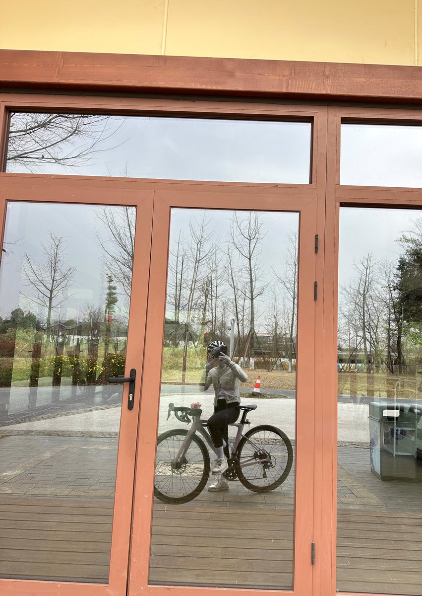 wobuhouhui45's tweet photo. 今日はサイクリングに行ってきました🚴
途中の景色や心地よい風がとても気持ちよくて、ゆっくり走っているうちに、気分もずいぶんリラックスできました。
夜は好きな映画を観ながら、静かにゆっくり過ごそうと思います〜🎬 https://t.co/Hf0KDtR8yr