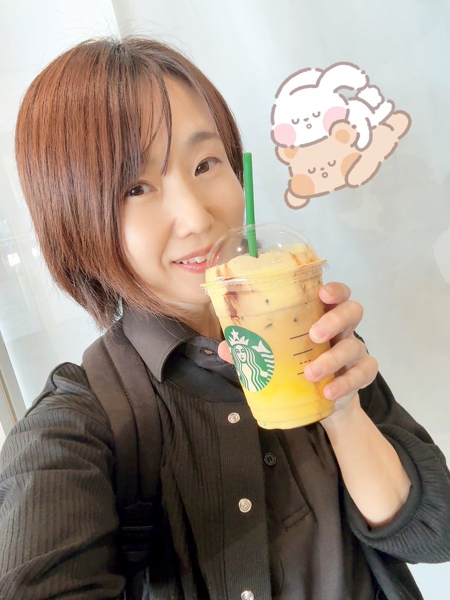 tomominhowa's tweet photo. 少し前だけどスタバポケモン初日（9月30日）行ってきた時の写真🤳

近場でお仕事、今日で最後の出勤だったのでご褒美に💜
久々のスタバっ！何ヶ月ぶりだろう♡
先着のシールもGETだぜぇ！！

#Starbucks
#ピカチュウハニークリームラテ https://t.co/deB5sJNdcT
