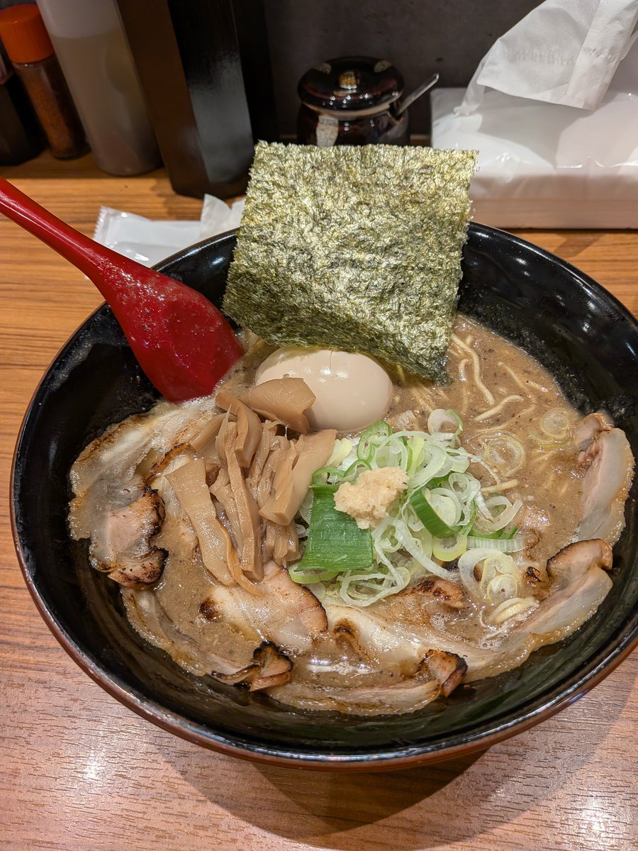 _ra_vi's tweet photo. 久々に町に出て煮干しラーメン食ってきた！美味すぎた！🍜
今年はちゃんと新しく買った秋服も着たぞ！ https://t.co/gpQJzfaa8M
