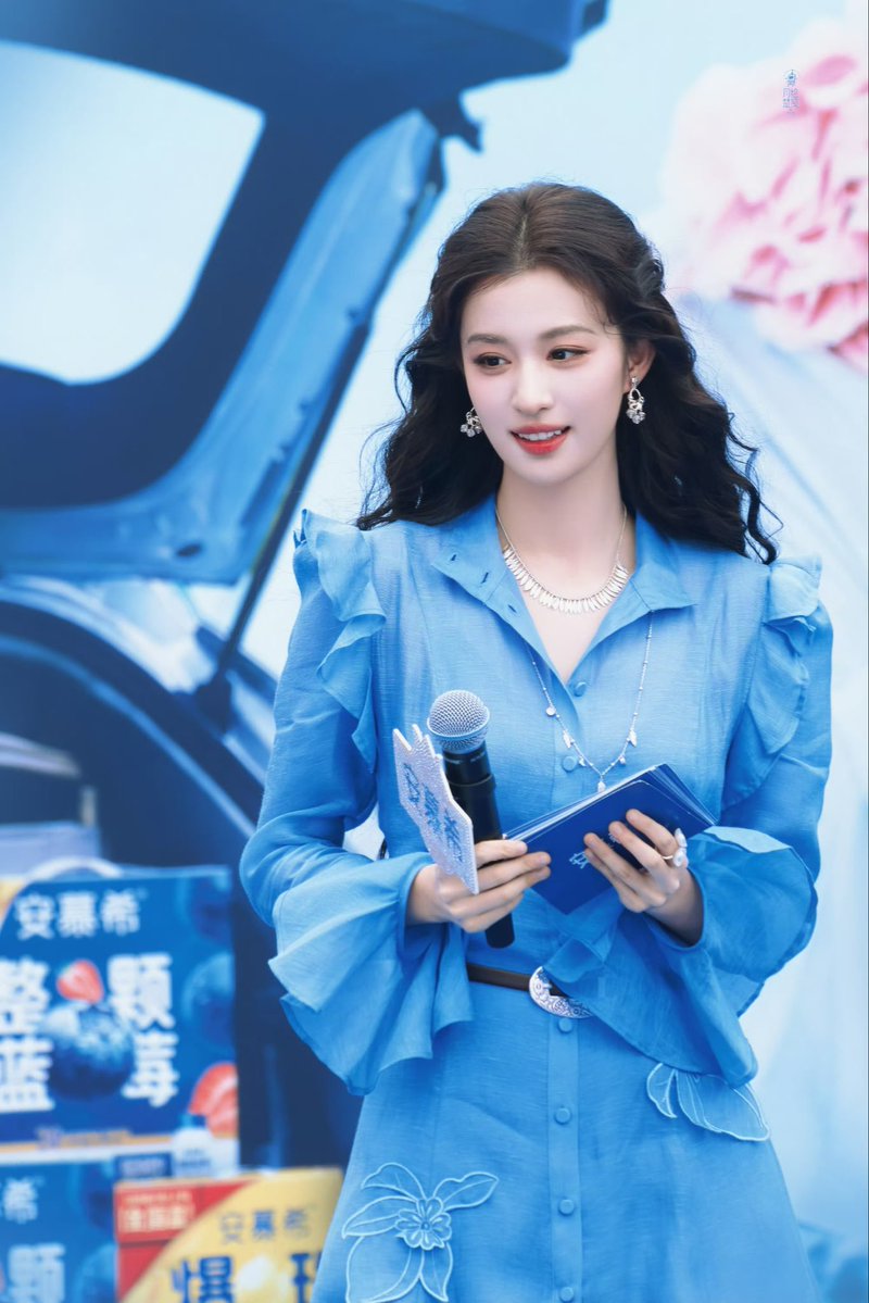 C_EntWomen's tweet photo. Wang Churan attends Anmuxi brand event

[ #WangChuran #王楚然 ] https://t.co/3VGW7Baiwl