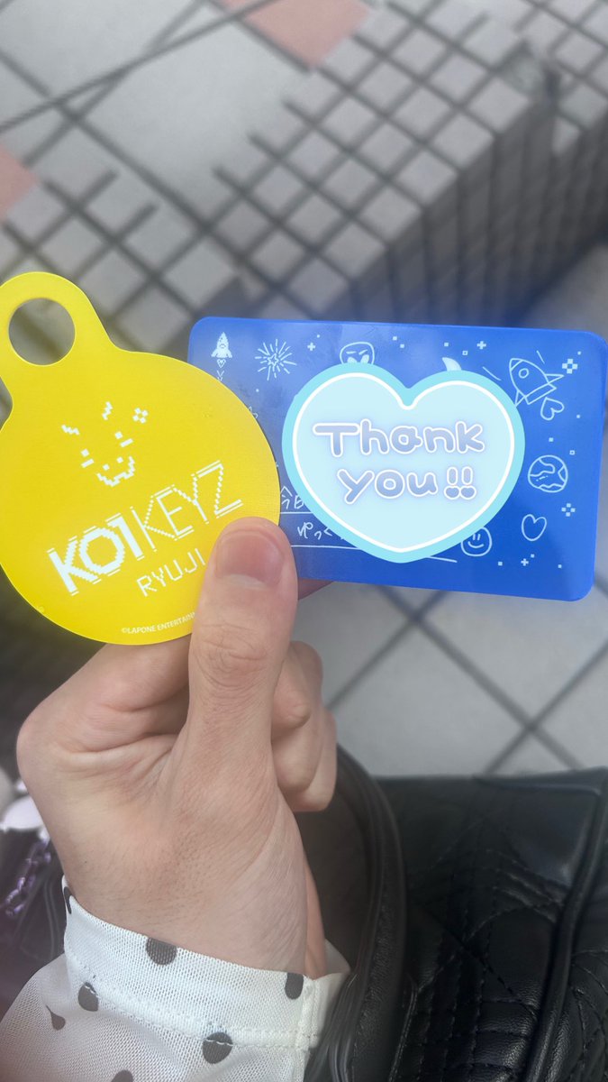 rixto_2's tweet photo. #KO1KEYZ  #KO1KEYZ交換　#キュントゥグンポップアップ
ドリンクホルダー
求　濱田永遠くん
譲　杉山竜司くん
同種のみ
会場はもう離れてしまったので郵便でお願いします^>𐋣<^ https://t.co/75z1BSRpmT