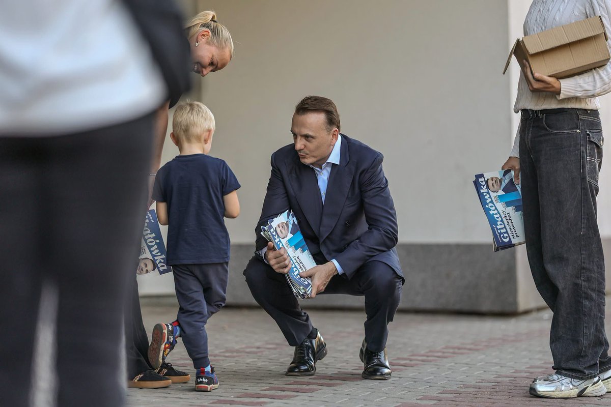 LukaszGibala's tweet photo. Wczorajszy dzień na ulicach Krakowa. Z Mieszkańcami i Mieszkankami. O ich realnych problemach i troskach. Bo właśnie to liczy się dla mnie najbardziej. 

Na Grzegórzkach mieszkańcy zwracali uwagę na problemy z najmem krótkoterminowym, który zakłóca ich spokój i codzienne życie. Konieczne jest uchwalenie przepisów, dzięki którym samorządy będą mogły ograniczać najem krótkoterminowy na wybranych obszarach miasta, a wspólnoty mieszkaniowe odzyskają prawo do decydowania, czy dopuszczają go w swoich budynkach. O takie zmiany będę zabiegać, jako prezydent. 

Z kolei przy ul. Wielickiej najczęściej poruszaną kwestią było zalewanie okolicznych osiedli. Problem jest mi znany, bo od wielu lat apeluję do władz miasta o podjęcie konkretnych działaniań. Dlatego jako prezydent zamierzam wreszcie skutecznie go rozwiązać. 

Odwiedziłem również Kozłówek. To tutaj spotkałem panią, która przez dwa miesiące była uwięziona w swoim mieszkaniu ze względu na brak windy – to bolesny symbol sytuacji tzw. „więźniów czwartego piętra”, którym pomożemy, wspierając wspólnoty i spółdzielnie w dobudowie wind w starszych blokach.  

Mieszkańcy sporo mówili również o braku przejeżdżającego przez osiedle autobusu - likwidacja tzw. białych plam transportowych to jeden z ważniejszych punktów mojego programu - uruchomimy brakujące połączenia komunikacji miejskiej tam, gdzie są one najbardziej potrzebne. 

Wszystkie te sprawy pokazują, że Kraków potrzebuje gospodarza, który słucha realnych potrzeb i nie boi się podejmować trudnych decyzji. 

Dziękuję za rozmowy, za zaufanie i za ogromną energię, którą od Was dostaję! 11 października wspólnie zawalczmy o Kraków dla Mieszkańców!