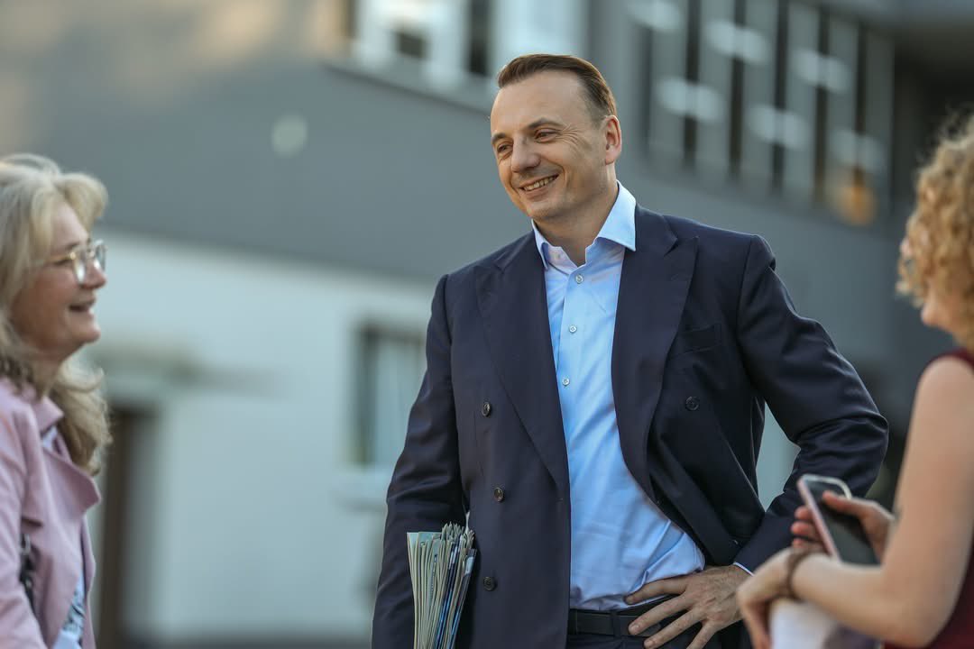 LukaszGibala's tweet photo. Wczorajszy dzień na ulicach Krakowa. Z Mieszkańcami i Mieszkankami. O ich realnych problemach i troskach. Bo właśnie to liczy się dla mnie najbardziej. 

Na Grzegórzkach mieszkańcy zwracali uwagę na problemy z najmem krótkoterminowym, który zakłóca ich spokój i codzienne życie. Konieczne jest uchwalenie przepisów, dzięki którym samorządy będą mogły ograniczać najem krótkoterminowy na wybranych obszarach miasta, a wspólnoty mieszkaniowe odzyskają prawo do decydowania, czy dopuszczają go w swoich budynkach. O takie zmiany będę zabiegać, jako prezydent. 

Z kolei przy ul. Wielickiej najczęściej poruszaną kwestią było zalewanie okolicznych osiedli. Problem jest mi znany, bo od wielu lat apeluję do władz miasta o podjęcie konkretnych działaniań. Dlatego jako prezydent zamierzam wreszcie skutecznie go rozwiązać. 

Odwiedziłem również Kozłówek. To tutaj spotkałem panią, która przez dwa miesiące była uwięziona w swoim mieszkaniu ze względu na brak windy – to bolesny symbol sytuacji tzw. „więźniów czwartego piętra”, którym pomożemy, wspierając wspólnoty i spółdzielnie w dobudowie wind w starszych blokach.  

Mieszkańcy sporo mówili również o braku przejeżdżającego przez osiedle autobusu - likwidacja tzw. białych plam transportowych to jeden z ważniejszych punktów mojego programu - uruchomimy brakujące połączenia komunikacji miejskiej tam, gdzie są one najbardziej potrzebne. 

Wszystkie te sprawy pokazują, że Kraków potrzebuje gospodarza, który słucha realnych potrzeb i nie boi się podejmować trudnych decyzji. 

Dziękuję za rozmowy, za zaufanie i za ogromną energię, którą od Was dostaję! 11 października wspólnie zawalczmy o Kraków dla Mieszkańców!