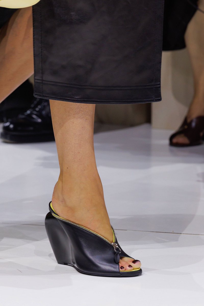 jacquemusx's tweet photo. Stop scrolling and look at the zipper heels at Givenchy SS27!! https://t.co/P2wMKb4N5t