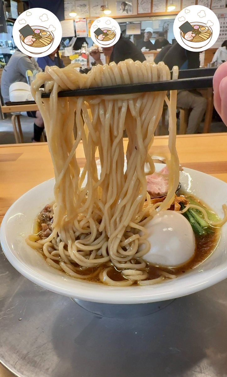 kakusankibouRT's tweet photo. 今日は秋田県にかほ市象潟の【湯の台食堂】に行って来ました🚗☁️

今日、明日は湯の台食堂9周年記念の特別なラーメンが提供されます㊗️

9周年おめでとうございます🎉㊗️🎊

9年前、湯の台食堂は東京の有名店、麺屋七彩等で修行した現店主が湯の台食堂を継いで本格的なラーメン屋として再スタート🍜

秋田は何もないと言われてる、しかも湯の台の店のある所は言っちゃなんだけど、本当に何もない所、そんは場所にこんなに凄いラーメン店を作ってくれた事にホントに感謝しかないデス😆

て事で注文は今日、明日限定の9周年記念限定、秋田の恵みを味わう、特別な一杯。TP味玉、チャーシュー❗️替え玉✖︎2‼️

今日は間違いなく、これ喰うに決まってるでしょう！😆

食材から麺まで秋田の魅力を詰め込んだこの9周年だけの特別なラーメンだ🍜

スープは鶏の旨味と貝と魚、いずれも全部地元産、比内地鶏、つどいファーム鶏、小砂川産ムール貝、金浦産沖キス等を使ったスープで正に秋田スペシャル中華そば🍜

そして麺はこの9周年記念ラーメンの為に打った多加水中細ストレート麺。

モチモチでツルツルの中細麺はしっかりとコシもあって啜りやすく、これぞ中華そばな麺。

ラーメンにムール貝が乗ってるのも芸術的でもあって良い！
めっちゃオシャレだ。
このムール貝もやはりスープに絡んでるんだろうか？

スープは鶏と魚介のスープだけど、とても鶏の旨味と魚介の旨味、どっちも感じられて正に特別な一杯だ🍜

ラーメンって自分の場合、ガンガン啜って食べるイメージなんだけど、このラーメンは一口一口をしっかりと味わいながら食べる、そんな感じになってしまう😅

旨過ぎだったので、全然足りなくて替え玉（✖︎2）を追加注文！

いやぁ〜とても旨かったデス！
ご馳走様でした😋
来年は10周年になりますね！

（もしかしたら替え玉代払い忘れたかも？😅
駐車場は向かい側の元鶴泉荘だった所にも止めていいのかな？）