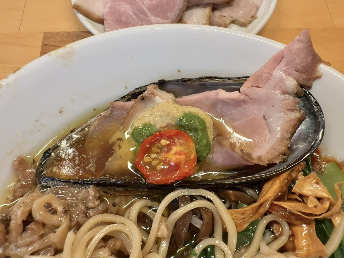 kakusankibouRT's tweet photo. 今日は秋田県にかほ市象潟の【湯の台食堂】に行って来ました🚗☁️

今日、明日は湯の台食堂9周年記念の特別なラーメンが提供されます㊗️

9周年おめでとうございます🎉㊗️🎊

9年前、湯の台食堂は東京の有名店、麺屋七彩等で修行した現店主が湯の台食堂を継いで本格的なラーメン屋として再スタート🍜

秋田は何もないと言われてる、しかも湯の台の店のある所は言っちゃなんだけど、本当に何もない所、そんは場所にこんなに凄いラーメン店を作ってくれた事にホントに感謝しかないデス😆

て事で注文は今日、明日限定の9周年記念限定、秋田の恵みを味わう、特別な一杯。TP味玉、チャーシュー❗️替え玉✖︎2‼️

今日は間違いなく、これ喰うに決まってるでしょう！😆

食材から麺まで秋田の魅力を詰め込んだこの9周年だけの特別なラーメンだ🍜

スープは鶏の旨味と貝と魚、いずれも全部地元産、比内地鶏、つどいファーム鶏、小砂川産ムール貝、金浦産沖キス等を使ったスープで正に秋田スペシャル中華そば🍜

そして麺はこの9周年記念ラーメンの為に打った多加水中細ストレート麺。

モチモチでツルツルの中細麺はしっかりとコシもあって啜りやすく、これぞ中華そばな麺。

ラーメンにムール貝が乗ってるのも芸術的でもあって良い！
めっちゃオシャレだ。
このムール貝もやはりスープに絡んでるんだろうか？

スープは鶏と魚介のスープだけど、とても鶏の旨味と魚介の旨味、どっちも感じられて正に特別な一杯だ🍜

ラーメンって自分の場合、ガンガン啜って食べるイメージなんだけど、このラーメンは一口一口をしっかりと味わいながら食べる、そんな感じになってしまう😅

旨過ぎだったので、全然足りなくて替え玉（✖︎2）を追加注文！

いやぁ〜とても旨かったデス！
ご馳走様でした😋
来年は10周年になりますね！

（もしかしたら替え玉代払い忘れたかも？😅
駐車場は向かい側の元鶴泉荘だった所にも止めていいのかな？）
