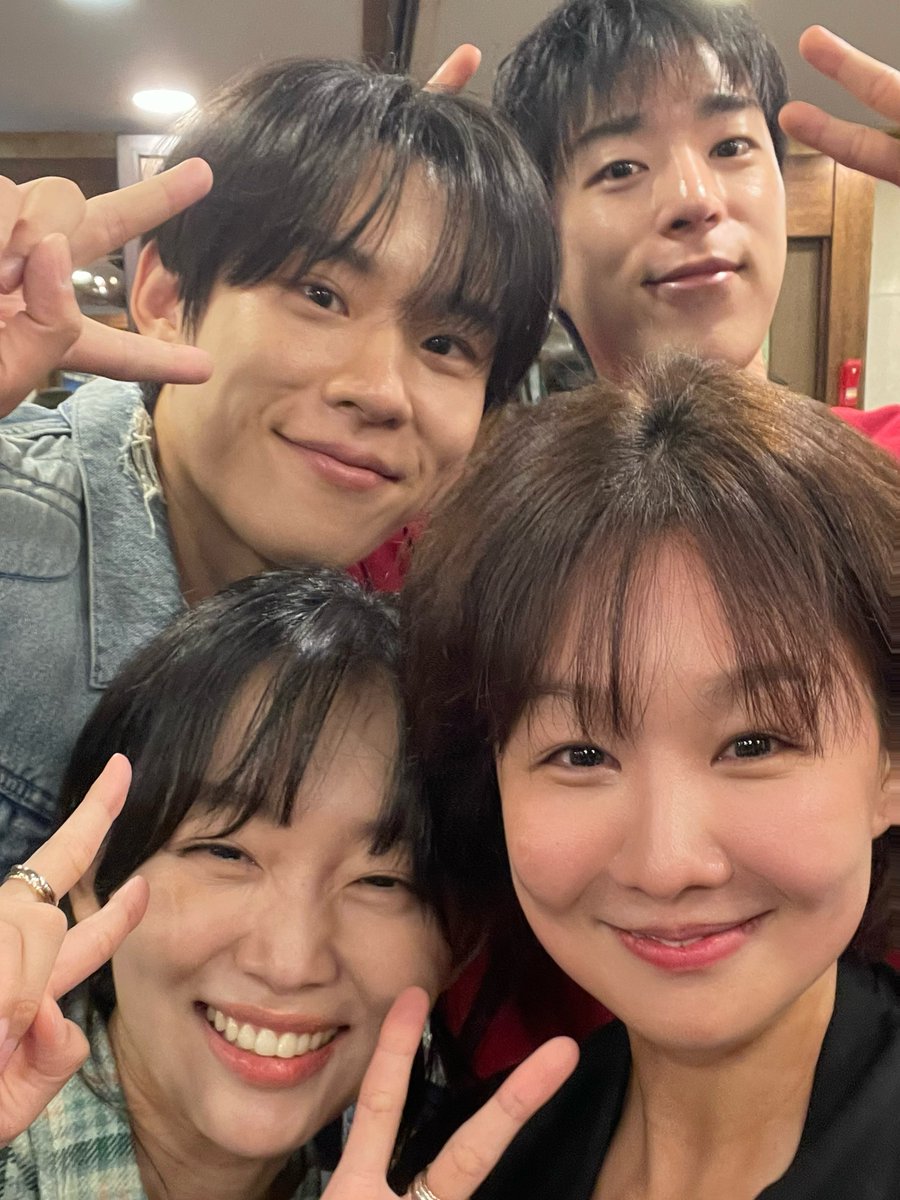 justksc's tweet photo. 261003 정지안 배우님 인스타그램 #김성철

슬리핑닥터 쫑파티 날 배우들 단체 셀카 넘 귀엽다 ㅋㅋ
뽀둥말랑 쁘이 성철이✌️

https://t.co/XyyGQm35fq https://t.co/WT6G4xJtYC