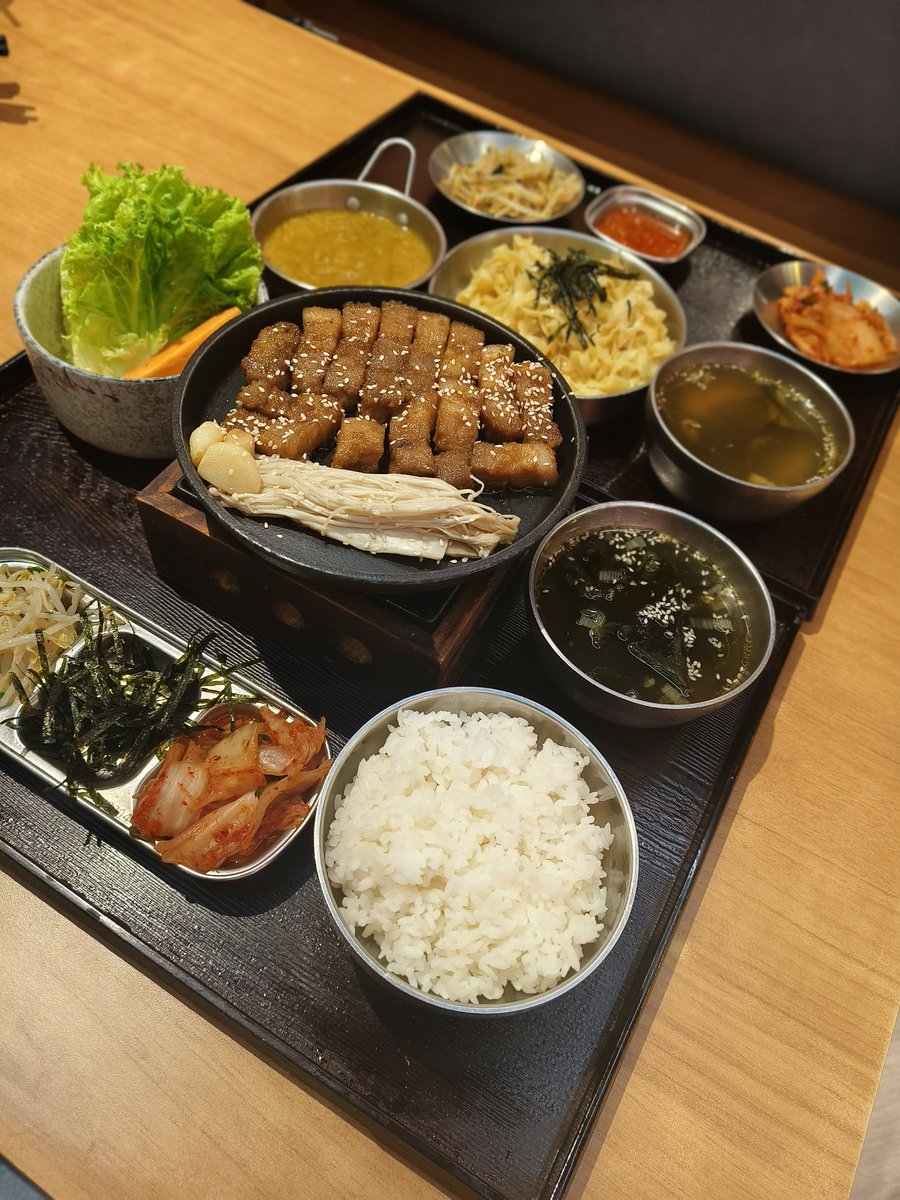 PKitsamoej9164's tweet photo. ตามมากินแล้วนะคะ เสาร์ก่อนติดน้ำท่วมมม🤣

KaoKaoBom สยามแสควร์ วัน ชั้น 4 เซทอาหารราคาดีมาก 199 บาท บะหมี่มันปูอร่อยนัวมาก ปูเยอะเลยค่ะ เซทหมูสามชั้นจุกๆ เกือบกินไม่หมดค่ะ🫰 https://t.co/P0ll6yL2xH