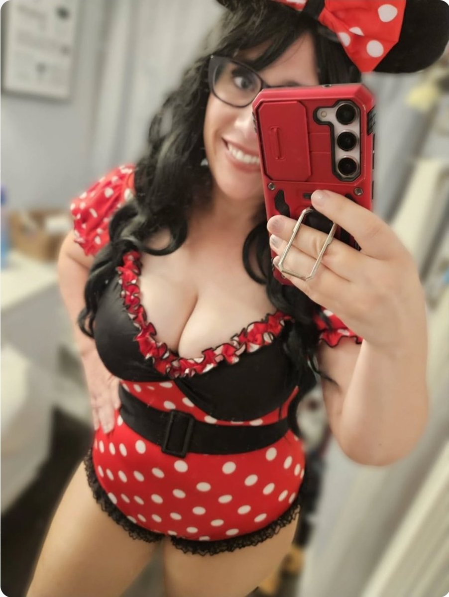 ChrissyCosplay_'s tweet photo. Minnie mouse was definitely a fun one. Who doesn't love the cute little mouse? 😘 https://t.co/s5RBDAcTsX