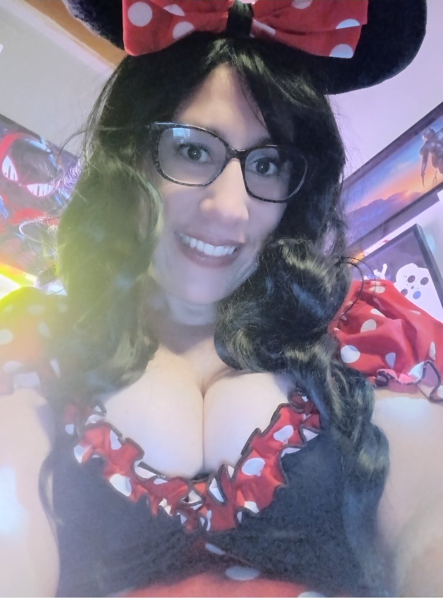ChrissyCosplay_'s tweet photo. Minnie mouse was definitely a fun one. Who doesn't love the cute little mouse? 😘 https://t.co/s5RBDAcTsX