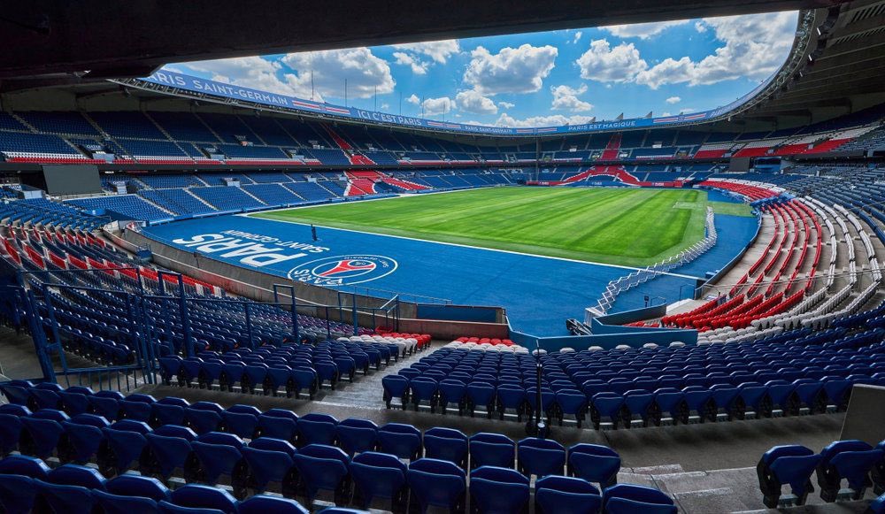 ActuFoot_'s tweet photo. 🚨 POISSY MET LE PAQUET POUR ACCUEILLIR LE FUTUR STADE 🏟️ DU PSG !!! ❤️💙

Les élus locaux poussent pour installer le projet sur les terrains de Stellantis, à moins de 5 km du Campus PSG.

Le projet parisien prévoit notamment :
🏟️ un stade de 80 000 places
🎤 une arena de 20 000 places
📍 jusqu’à 100 hectares de foncier (50 minimum)
🚆 de nouveaux accès routiers et ferroviaires
📅 une inauguration visée en 2035

Poissy est en concurrence avec Massy et l’option d’un maintien au Parc des Princes. 

Le PSG doit choisir le lieu de son futur stade au plus tard en décembre. 

🗞️ @lequioe
