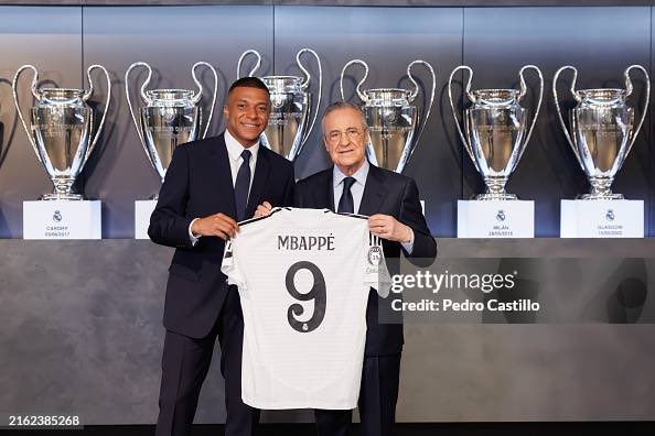 owusutyler's tweet photo. @ghostcrypto55 @tobyasky You’ve traded dignity and your brain for Fa and carabao cups that’s why you’re dumb and still supporting the mediocre. Why did you sack Ten hag then? I thought you were happy with the FA Cup and Carabao cup?  Off all Real Madrid trophies look at where they stand to take pictures. https://t.co/GkJd9tFJ6g