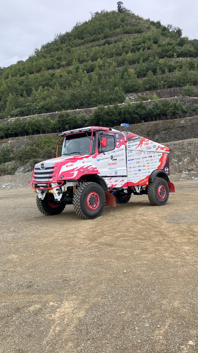 HINOJapan's tweet photo. 【ダカール・ラリー2027参戦車 デザイン初公開🆕】
全社一丸となってダカール・ラリーに挑む熱い想いを炎のモチーフで力強く表現しました🔥
新卒2年目のデザイナーによる渾身のデザインです😊
若い才能を発揮した作品とインタビュー動画をぜひご覧ください✨
#HINO #DAKARRALLY #HINOTEAMSUGAWARA https://t.co/RxZGk41FU1