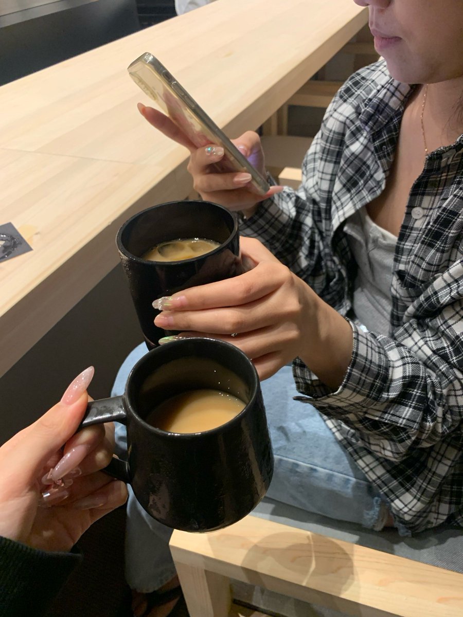 ChristianRcilo's tweet photo. Hey buddy, just grabbed your favorite iced latte on my way—saw you in the hallway so popped by quick! Let’s snag a 10-minute chat later, yeah https://t.co/FIrm0bhgcI
