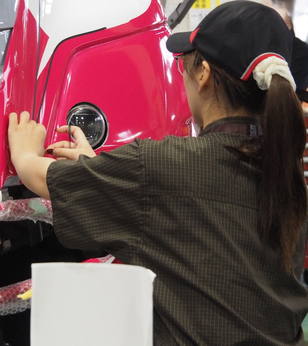 HINOJapan's tweet photo. 【ダカール・ラリー2027参戦車 デザイン初公開🆕】
全社一丸となってダカール・ラリーに挑む熱い想いを炎のモチーフで力強く表現しました🔥
新卒2年目のデザイナーによる渾身のデザインです😊
若い才能を発揮した作品とインタビュー動画をぜひご覧ください✨
#HINO #DAKARRALLY #HINOTEAMSUGAWARA https://t.co/RxZGk41FU1