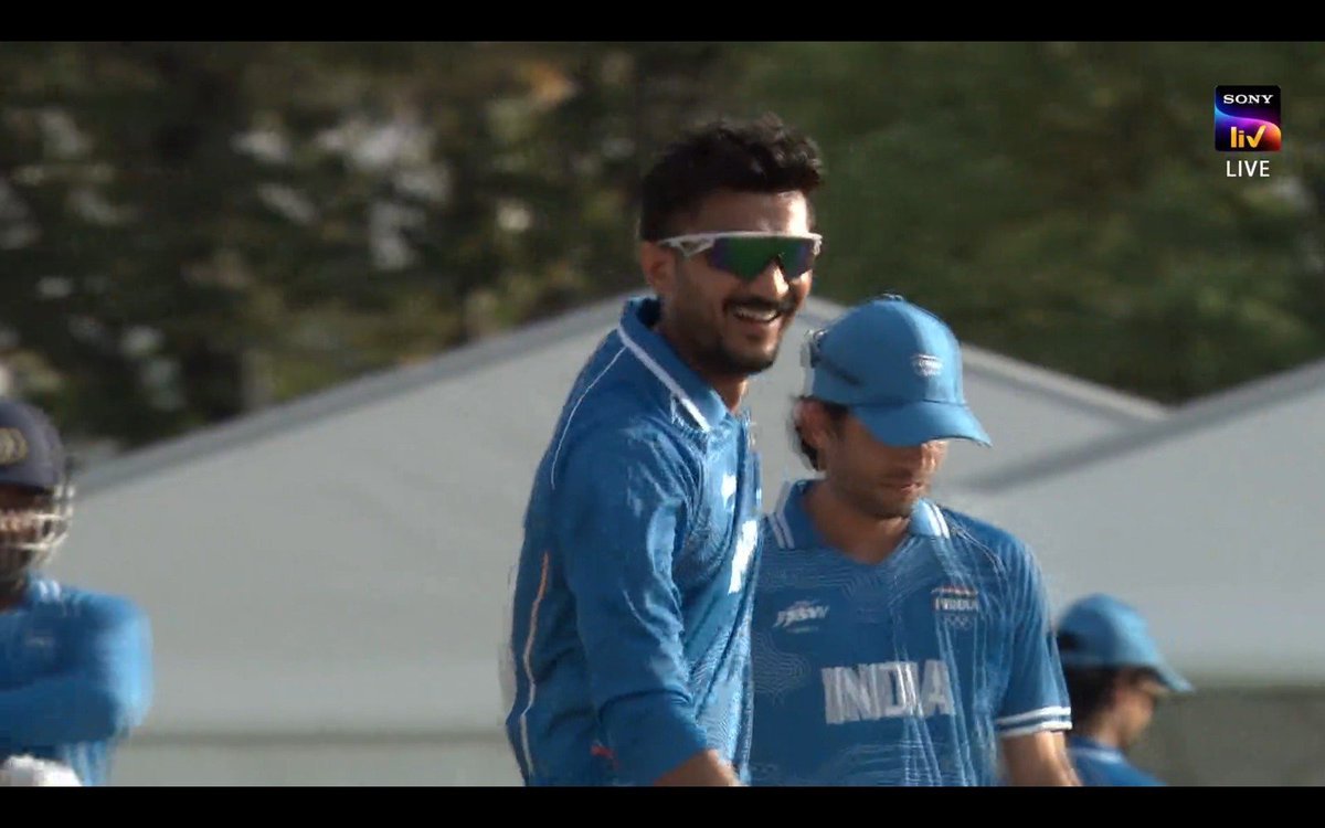 cricnuances's tweet photo. Barring the last over, axar's spell has been phenomenal. Ends his spell with figures of 29 for 2. https://t.co/PCBHPmJwX1