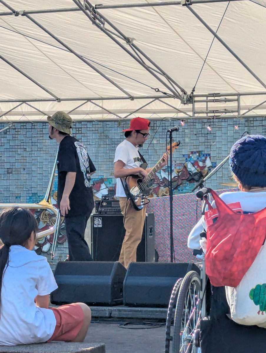 tokmok10's tweet photo. 久宝寺でのバグダッドさんのライブ
始まったらあっという間に人だかり😆
#bagdadcafethetrenchtown
#neighborgoodmusicfestival https://t.co/LG8SgHe2R5