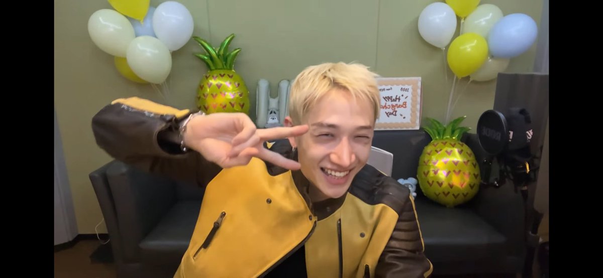 SKANETH's tweet photo. I really missed this iconic channie room pose, thank you Channie for sharing this moment with us❤️✨️#BangChanEmpireOfTalent         #스트레이키즈   #방찬 #StrayKids #BangChan https://t.co/2YId59CrpE