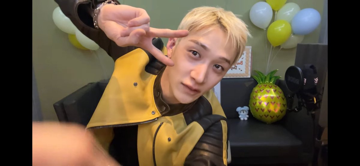 SKANETH's tweet photo. I really missed this iconic channie room pose, thank you Channie for sharing this moment with us❤️✨️#BangChanEmpireOfTalent         #스트레이키즈   #방찬 #StrayKids #BangChan https://t.co/2YId59CrpE
