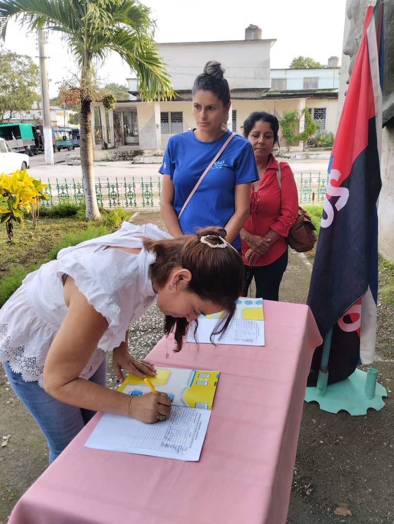 JatDpto's tweet photo. La firma de la dirección municipal #Jatibonico constituye un acto de responsabilidad pública, mediante el cual se asegura al pueblo la continuidad y calidad de los servicios esenciales, reafirmando la obligación de trabajar con transparencia y equidad en beneficio de la comunidad https://t.co/xC5iyRdnQ9