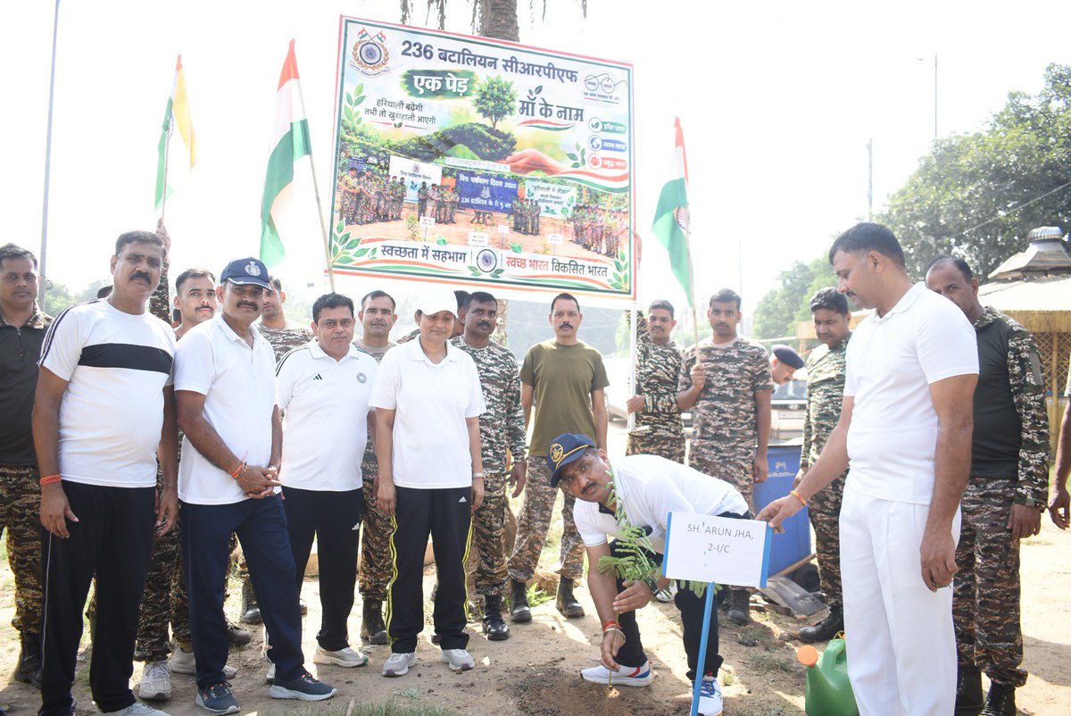 236bncrpf's tweet photo. स्वच्छ भारत दिवस के अवसर पर दिनांक 02/10/26 को 236 बटा. के.रि.पु.बल द्वारा "एक पेड़ माँ के नाम" थीम के तहत् वृक्षारोपण किया गया। इस अवसर पर बवाना क्षेत्र के विधायक श्री रविंद्र इन्द्राज सिंह, बवाना क्षेत्र के प्रशासनिक अधिकारी एवम् 236 बटा. के अधिकारीगण व कार्मिक मौजूद रहे। https://t.co/mj3iR6ATiB