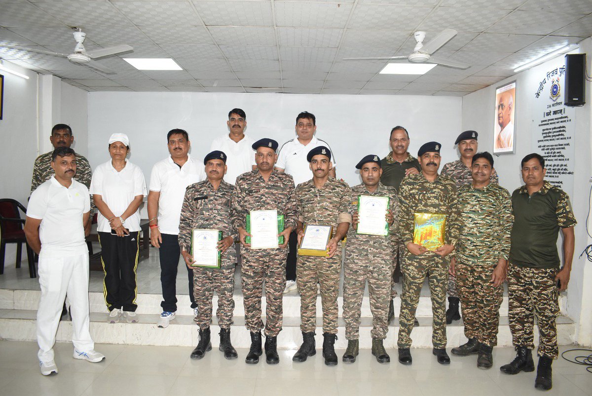 236bncrpf's tweet photo. स्वच्छ भारत दिवस के अवसर पर दिनांक 02/10/26 को 236 बटा. के.रि.पु.बल द्वारा "एक पेड़ माँ के नाम" थीम के तहत् वृक्षारोपण किया गया। इस अवसर पर बवाना क्षेत्र के विधायक श्री रविंद्र इन्द्राज सिंह, बवाना क्षेत्र के प्रशासनिक अधिकारी एवम् 236 बटा. के अधिकारीगण व कार्मिक मौजूद रहे। https://t.co/mj3iR6ATiB