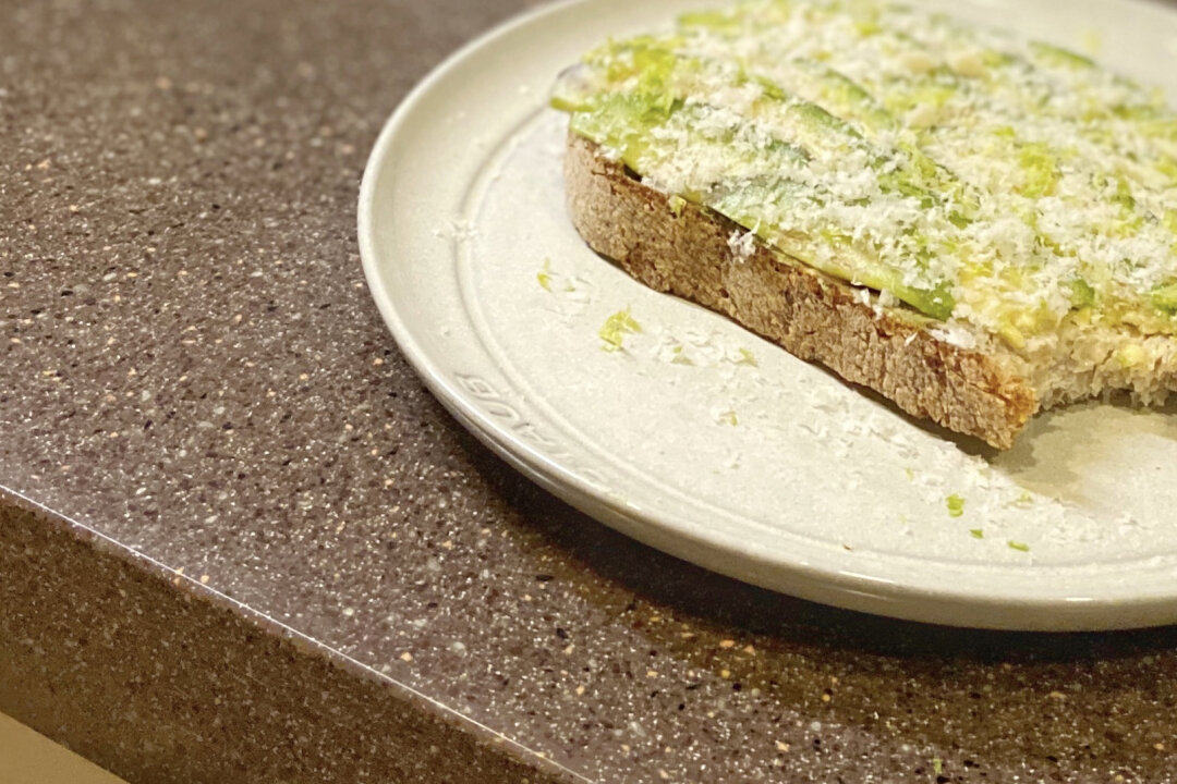 AdrianaWisxstd's tweet photo. Un aperitivo rápido de aguacate tostado con una pizca de sal marina, el mejor momento para recargar energías al mediodía. https://t.co/0bLKgXzw3x