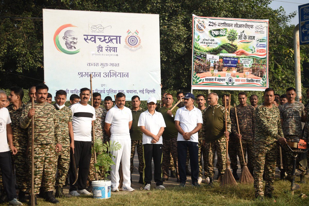 236bncrpf's tweet photo. स्वच्छ भारत दिवस के अवसर पर दिनांक 02/10/26 को 236 बटा. के.रि.पु.बल द्वारा "एक पेड़ माँ के नाम" थीम के तहत् वृक्षारोपण किया गया। इस अवसर पर बवाना क्षेत्र के विधायक श्री रविंद्र इन्द्राज सिंह, बवाना क्षेत्र के प्रशासनिक अधिकारी एवम् 236 बटा. के अधिकारीगण व कार्मिक मौजूद रहे। https://t.co/mj3iR6ATiB