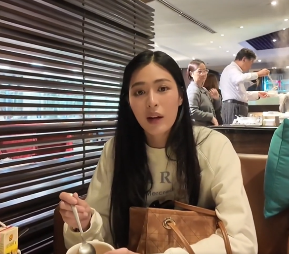 hanniejkr's tweet photo. Orm: Promote Sethachon, Papa's company, a bit.
Ling: Banana... what was it?
Orm: Is the banana Khao Tom Mad delicious?
Ling: Very delicious.
Orm: Confirmed by me and Ling Ling Kwong. Delicious Khao Tom Mad! If you don't believe it, look at Ling, she's eaten several already. You can take it on the plane, or when you wake up in the morning, you can eat it with Sethachon omelets. Please support Papa so he can use the money to raise Orm. I want to be Papa's princess.
Ling: Orm's profession is Papa's princess.😁😄

Orm helps Papa sell Khao Tom Mad and omelets, while Ling just sits and eats
Ling is truly hungry, guys🤣🤣