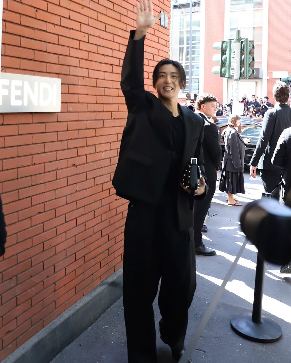RenMeguroINA's tweet photo. 031026  |【 Ren Meguro IG Feed】

Caption：Waktu itu menyenangkan sekali ya?

🔗https://t.co/3La0uRvVPi

#RenMeguro #Fendi #FendiSS27 #目黒蓮

Psst, Meme-chan lagi dadah-dadah sama siapa tuh yaa? Sama para REMI kah? 🤭

1/3 https://t.co/E1UTVM2lv1