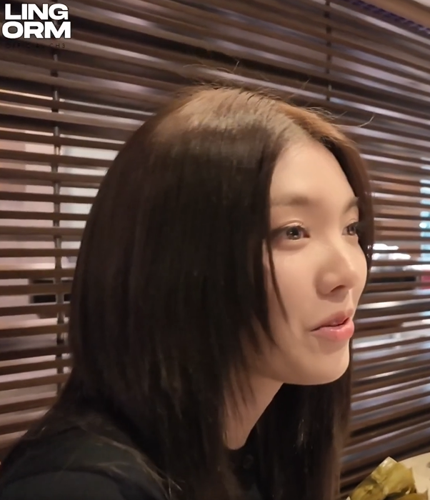 hanniejkr's tweet photo. Orm: Promote Sethachon, Papa's company, a bit.
Ling: Banana... what was it?
Orm: Is the banana Khao Tom Mad delicious?
Ling: Very delicious.
Orm: Confirmed by me and Ling Ling Kwong. Delicious Khao Tom Mad! If you don't believe it, look at Ling, she's eaten several already. You can take it on the plane, or when you wake up in the morning, you can eat it with Sethachon omelets. Please support Papa so he can use the money to raise Orm. I want to be Papa's princess.
Ling: Orm's profession is Papa's princess.😁😄

Orm helps Papa sell Khao Tom Mad and omelets, while Ling just sits and eats
Ling is truly hungry, guys🤣🤣