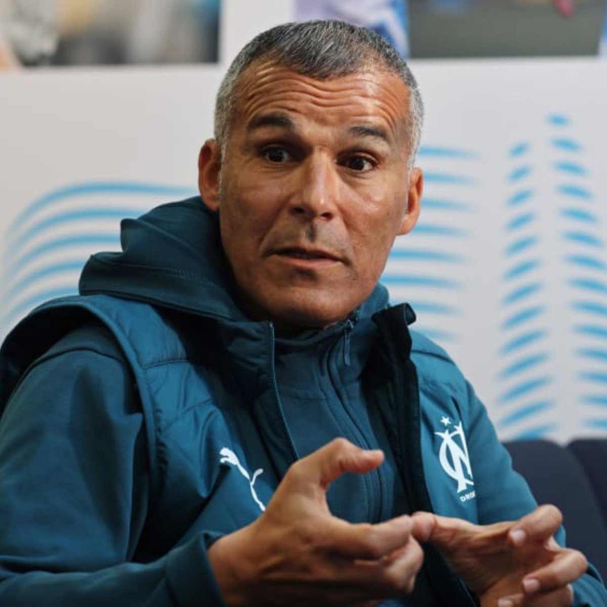 MassiliaZone's tweet photo. 🚨 Lassad Hasni, directeur du centre de formation de l'OM :

"Comment décide-t-on quel jeune monte avec les pros ? On n'appelle pas un joueur seulement parce qu'il a le niveau.

On appelle aussi en fonction des postes souhaités. S'il y a déjà 4 attaquants et que ça joue en 4-4-2, le poste est bouché.

Alors que s'il nous manque un milieu et qu'il en faut un, c'est à ce moment-là que la porte s'ouvre."

[@laprovence]