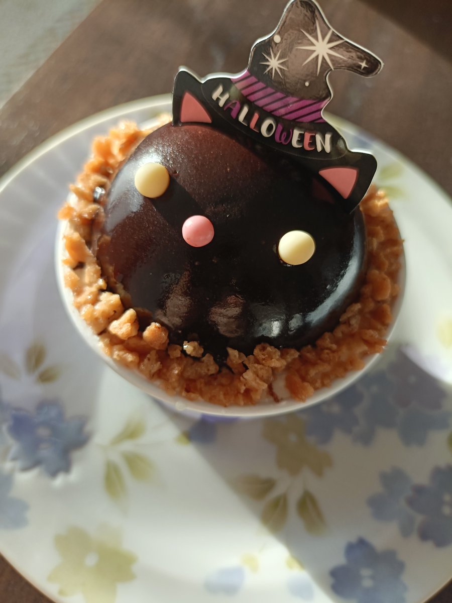 ykhr_org's tweet photo. 🎉🎂ハッピーバースデートゥーミー🎂🎉
風船飛ばなかったから買っ��もらったハロウィンケーキを添えて😋
今日くらいは原稿少しお休みしてゲーム三昧して過ごそう https://t.co/eettr8jnfc