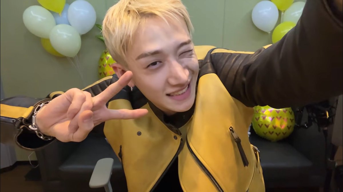 loveleeknowingu's tweet photo. this pose in this room 🥺 https://t.co/IykCL97Gpa