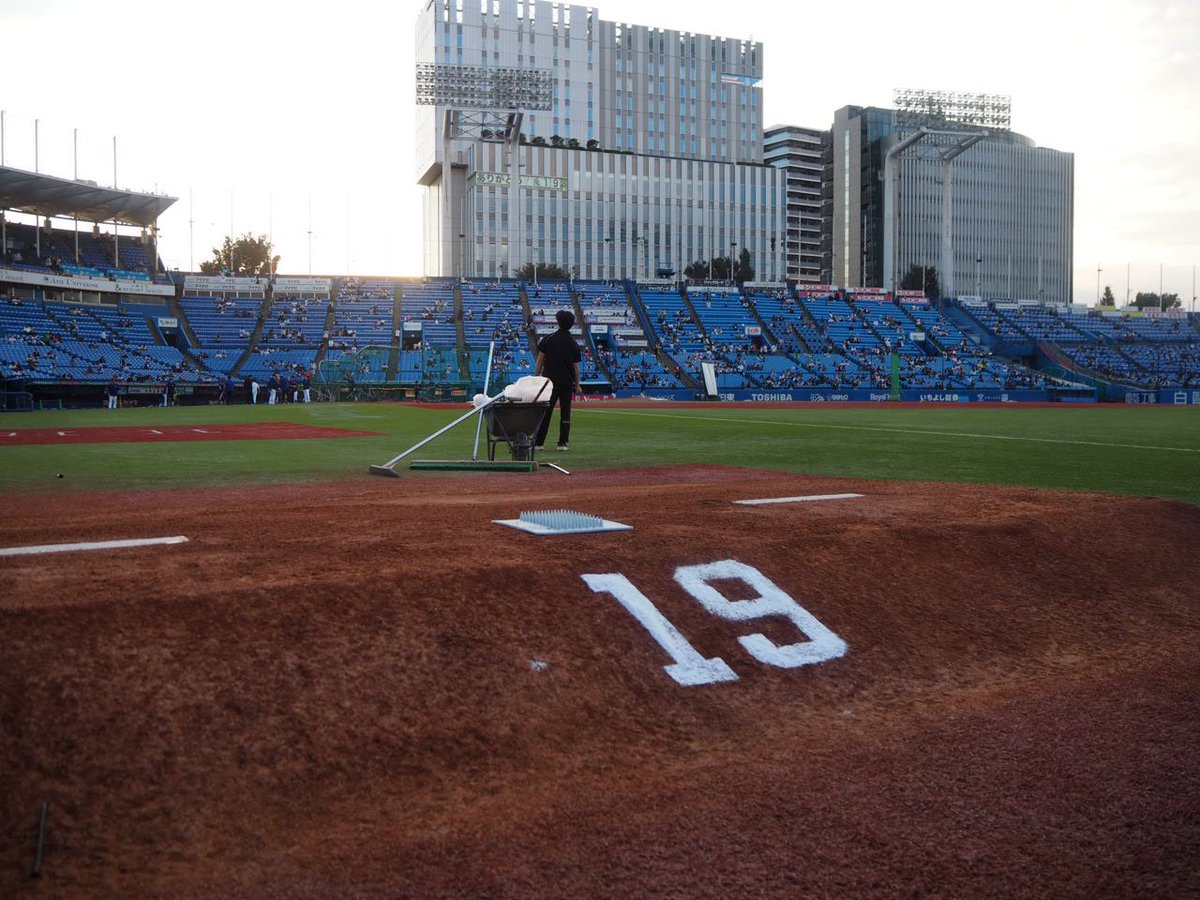 swallowspr's tweet photo. ◥◣石川雅規投手 引退試合◢◤

球場全体が #石川雅規 投手の引退試合仕様に💐✨
懸垂幕やのぼり、ブルペンなど石川投手への想いが詰まった装飾で彩られています。
最後の勇姿を、ぜひ見届けてください！

#swallows #燕心全開 https://t.co/B60pjZSIOr