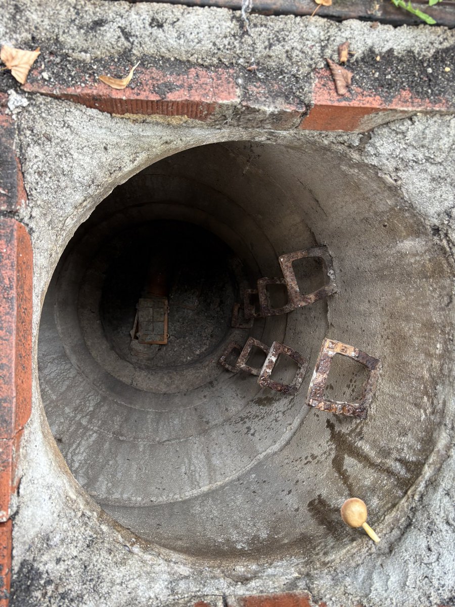 ac_bauplanung's tweet photo. #Handwerk und Spürnase. 🔎

Nicht jeder Bauschaden lässt auf den ersten Blick erkennen, wodurch er verursacht wurde. Im Ausschlussverfahren werden mögliche Schadensursachen systematisch untersucht und Schritt für Schritt ausgeschlossen.

Hier ging es um einen Feuchteschaden an einem Bauwerk, der über Jahre hinweg immer wieder auftrat. Die Spur führte schließlich zu einem unmittelbar neben dem Bauwerk liegenden Schacht – und dort zu einer über einen sehr langen Zeitraum nicht verschlossenen Revisionsklappe.

Eine unscheinbare Stelle, die bei der Ursachensuche lange unentdeckt blieb.

Fundierte Erfahrung, fachliche Kompetenz und manchmal auch die nötige Spürnase führen auf die richtige Spur. #Bauwerk #Handwerk