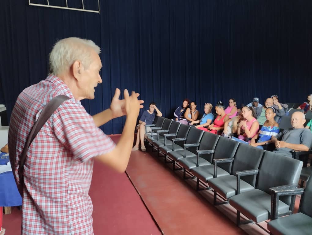 JatDpto's tweet photo. Magistral conferencia de Antonio Rodríguez Salvador en la Casa de Cultura María Montejo, Jatibonico: “Las 176 medidas son un punto de inflexión para Cuba, porque redefinen el papel de los trabajadores en las instituciones. #SanctiSpíritusEnMarcha https://t.co/MusUu6RjPB