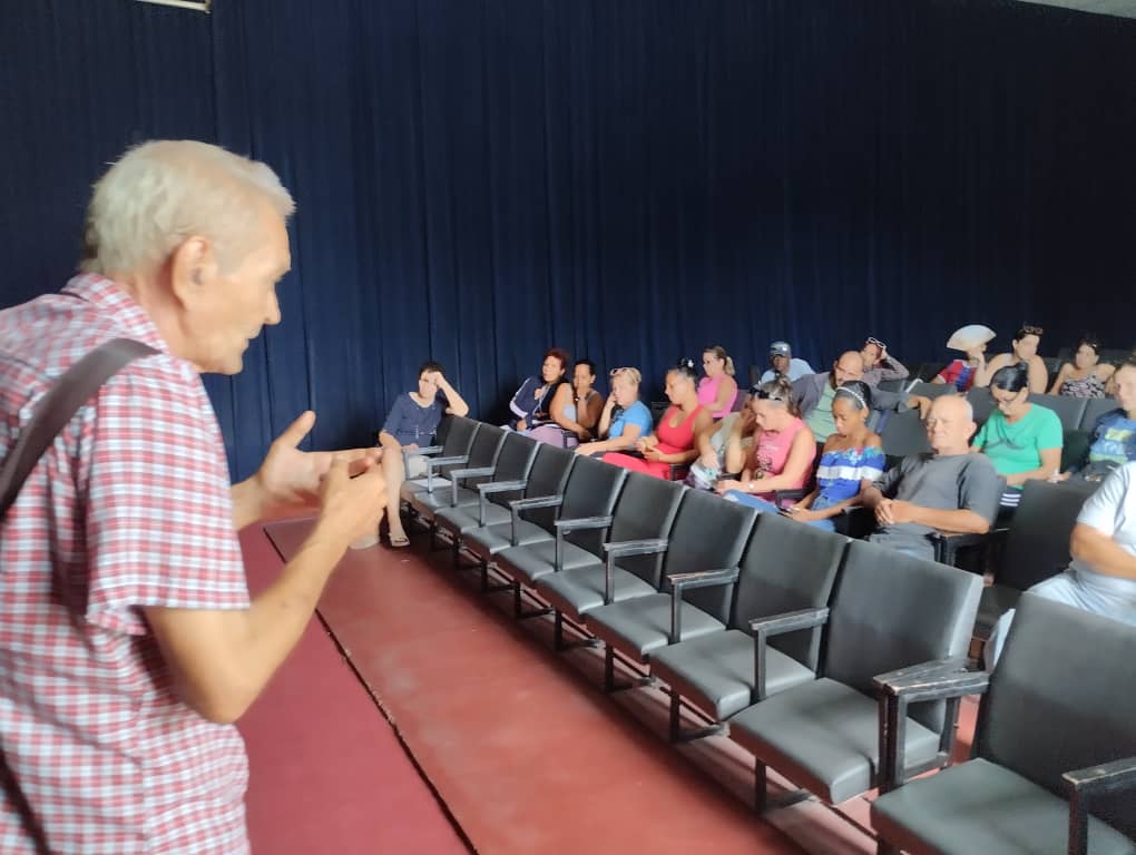JatDpto's tweet photo. Magistral conferencia de Antonio Rodríguez Salvador en la Casa de Cultura María Montejo, Jatibonico: “Las 176 medidas son un punto de inflexión para Cuba, porque redefinen el papel de los trabajadores en las instituciones. #SanctiSpíritusEnMarcha https://t.co/MusUu6RjPB