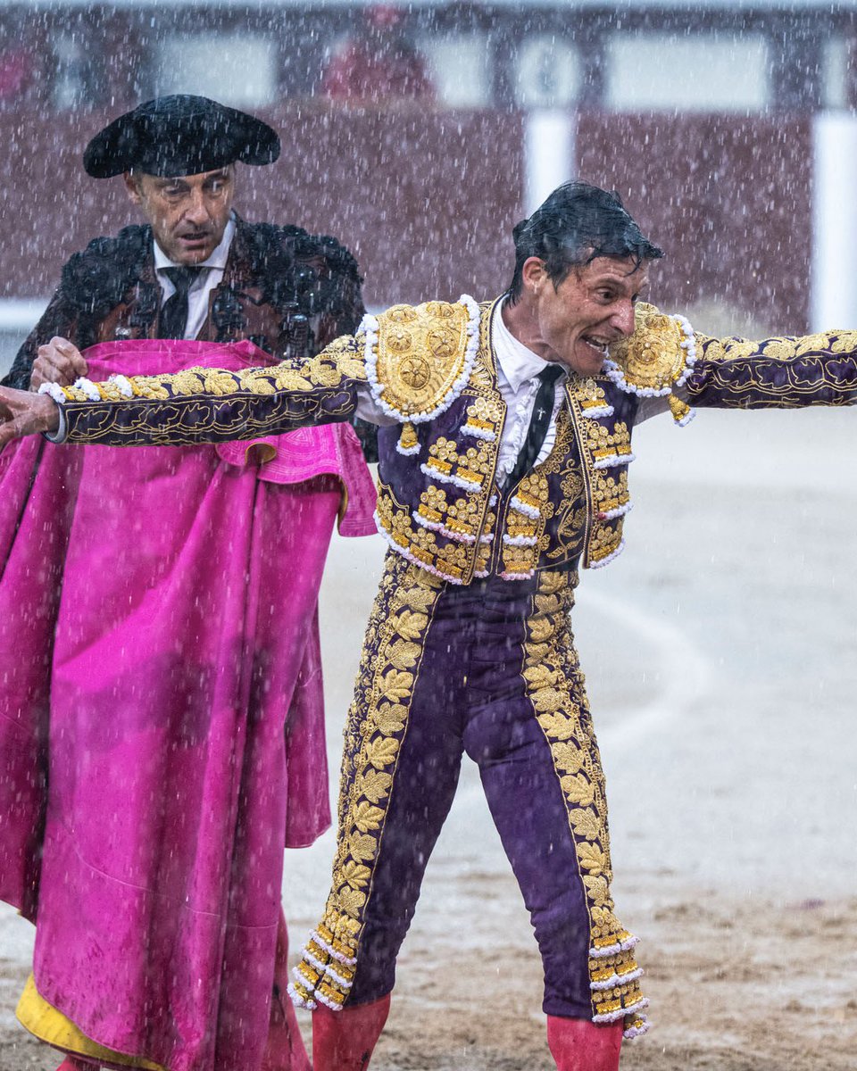 Caye_Sancheez's tweet photo. Lo que hizo ayer bajo el diluvio no se me va de la mente… y no voy a salir de aquí jamás. Esto es el significado de grandeza y torería.
Qué bonito. https://t.co/K6AJZuEzgg
