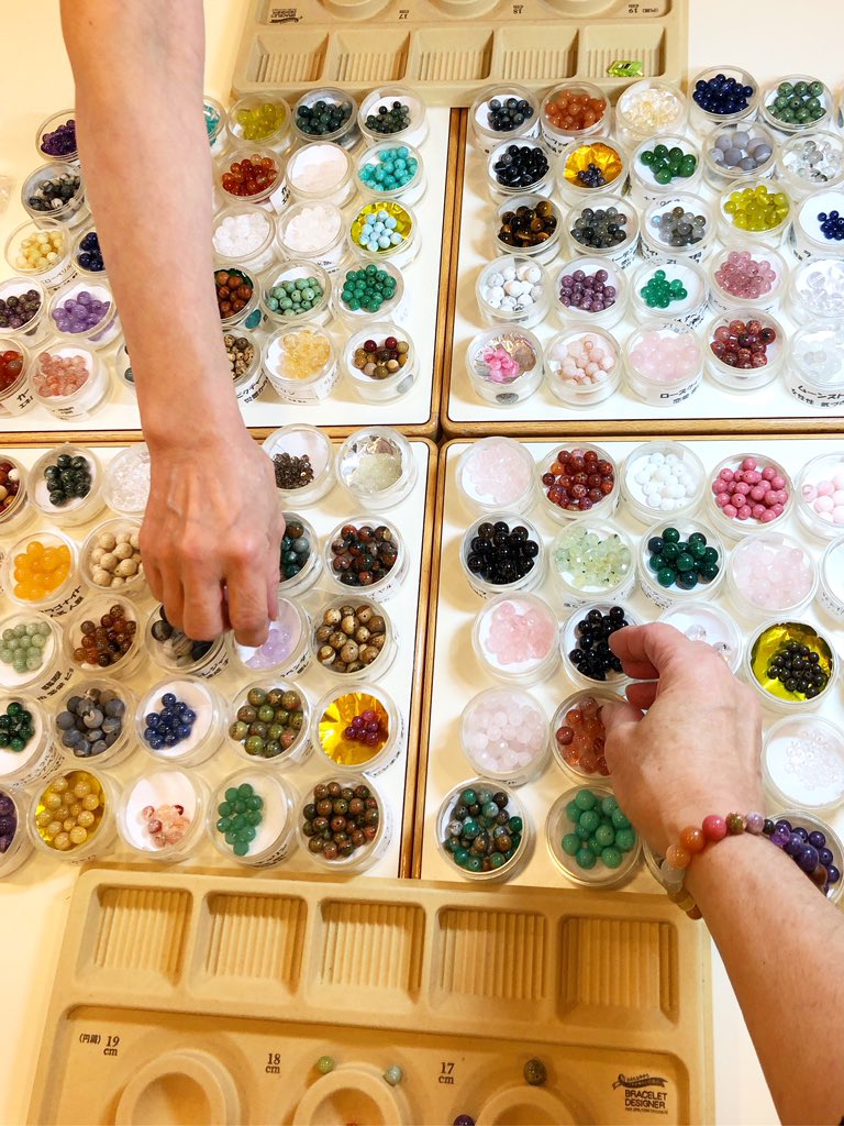 allazward's tweet photo. 山梨県立図書館で、屋久杉隕石ブレス作り体験中。集中してブレスレット作られています。

#屋久杉ブレス作り体験
#屋久杉 #コンドライト隕石
#リビアングラス
#山梨県立図書館 https://t.co/cAPPyw3pMr