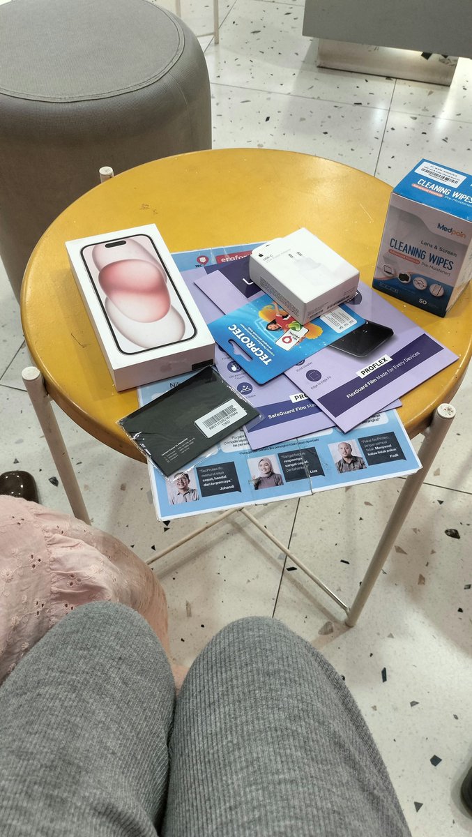 Smash1014314's tweet photo. Adekku beli iPhone 15 128GB warna pink. Ini gambaran cicilannya 😭

Belinya di EraP, pakai Indodana. Cicilan Rp1,3 juta x 18 bulan, terus ada DP sekitar Rp4 juta. Kalau dihitung-hitung, totalnya jadi sekitar Rp28 jutaan.

Kok jadi mahal banget ya? 😭 Ada yang ngerti soal beginian? Sharing dong, aku kurang paham.