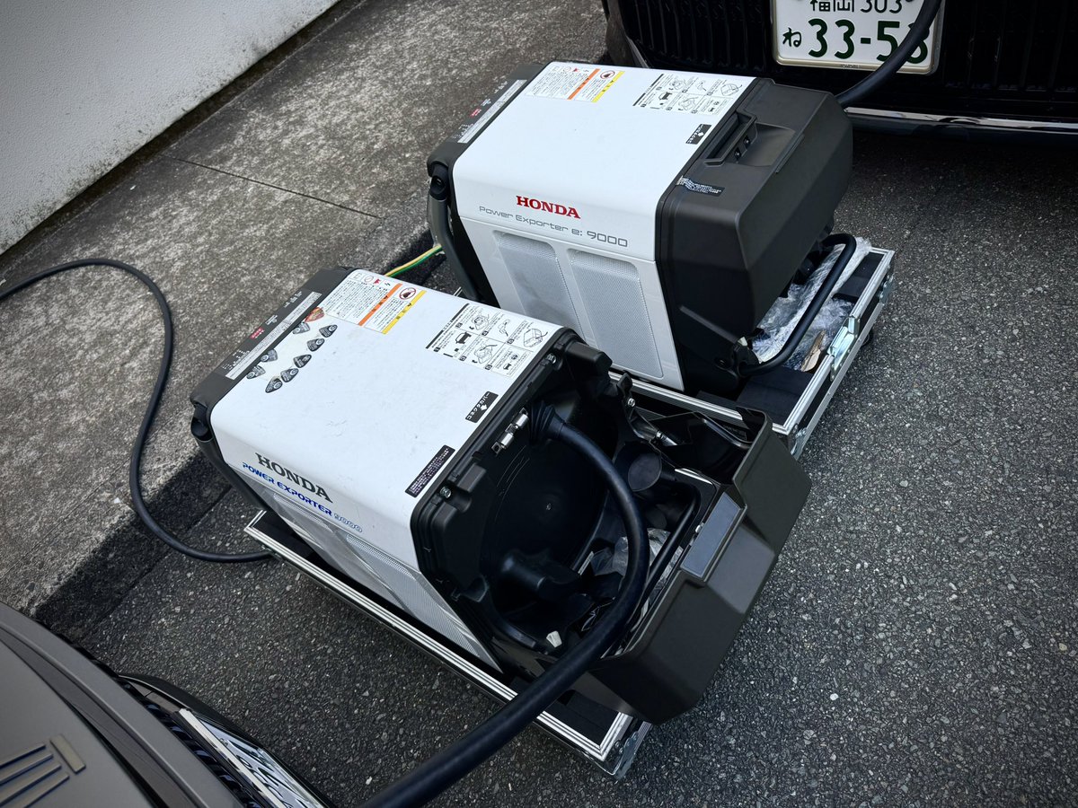 SUGIZOofficial's tweet photo. そして九州、福岡は全国随一の水素社会推進地域。
いつもお世話になっている九州大学は最重要な水素研究拠点のひとつ。

水素燃料電池開発、水素研究の第一人者 佐々木一成先生と、九州大学からお借りしたFCEV CROWNと。
今回も最高峰の音を出してくれた。

脱炭素＆環境のためにも、更なるクオリティーアップのためにも、水素社会の推進をこれまで以上に押し進めていきたい。

#LUNASEA
#福岡公演
#九州大学
#FCEV_CROWN
#水素燃料電池車
#水素発電
#水素社会