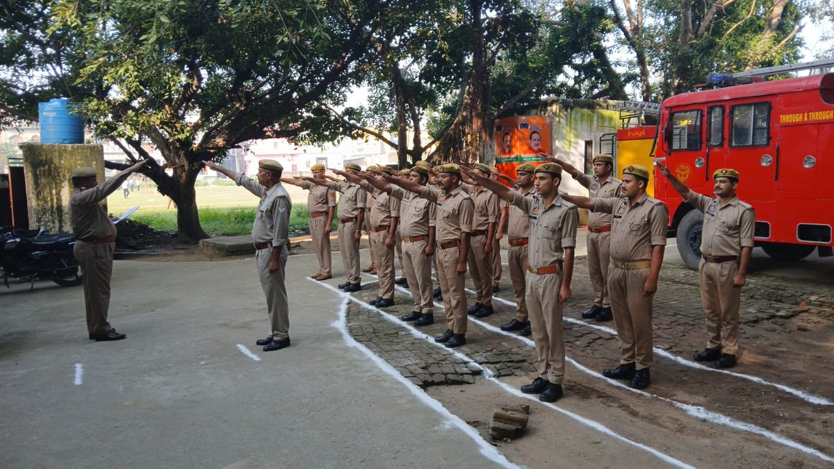 kasganjfire's tweet photo. महात्मा गांधी जयंती के अवसर पर अग्निशमन एवं आपात सेवा, जनपद कासगंज द्वारा उनके चित्र पर माल्यार्पण कर अधि०/कर्म०गण को स्वच्छता, सत्यनिष्ठा तथा राष्ट्र की स्वतंत्रता व अखण्डता की शपथ दिलाई गई। https://t.co/iNrRoJpVyH