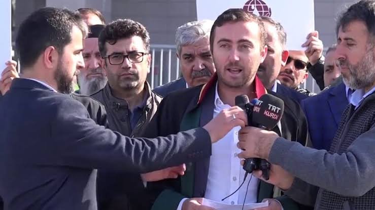Pusula0001's tweet photo. 🧭Av. Mustafa Kocamanbaş:
"Kanser hastası çocuğu için yardım toplayan Doğu Türkistanlı Akide İsmail tutuklanarak cezaevine gönderildi
Fatma Betül Sayan 2 milyar lira halkın parasına çöktü,keyfini sürüyor.
İşte mülkün temeli olan adaleti böyle yerle bir ettiniz.
Eserinizle övünün. https://t.co/GFDYC33LB5
