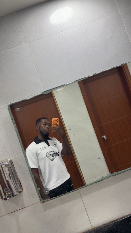 suanyansaaa's tweet photo. Happy birthday idolo. Selfless influencer, the only influencer wey dey motivate me to keep going everyday. Bless up g I love you dieee.. @akokc_davido bless your boy with a follow back today bro🎂❤️ https://t.co/2XRPD4kXf2