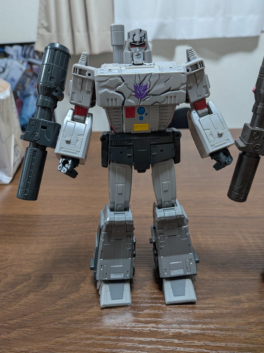 Rieszh00ray's tweet photo. カノン砲やパンツと手・足のふくらはぎ部分とか別の色になってたり、デ軍マークは縁無しになってたりと、少し違うんだよ母ちゃん！ https://t.co/ccKPE2Tttm