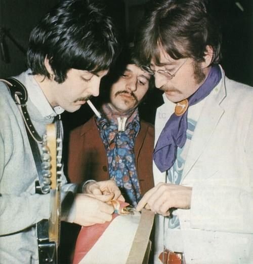 SgtPepper1710's tweet photo. Paul, Ringo and John during the recording sessions of "With A Little Help From My Friends", 1967
#TheBeatles https://t.co/h1jN65adNH