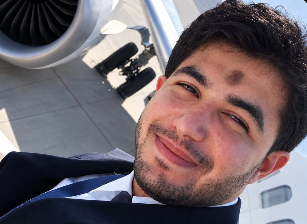 hoje_no's tweet photo. O co-piloto que atacou o piloto indiano no voo da Flydubai transportando isrelenses já foi identificado. O nome do terrorista islâmico é Hammam Al-Hammami, natural de Omã. Ele atacou o piloto com a machadinha do cockpit, localizada ali para fins de emergência e resgate. 

O seu objetivo era neutralizar o piloto, tomar o controle do avião e o derrubar com mais de 170 pessoas a bordo, na sua maioria israelenses. O voo só não terminou em tragédia graças ao piloto indiano que, apesar de gravemente ferido, conseguiu destravar a porta blindada do cockpit, abrindo caminho para a entrada dos passageiros israelenses que conseguiram dominar o terrorista islâmico. 

As investigações confirmaram que ele tinha se radicalizado no extremismo islâmico, com posts nas redes sociais pedindo a morte de judeus. Ainda não está esclarecido como a Flydubai colocou um co-piloto com esse perfil no cockpit de um voo transportando judeus.