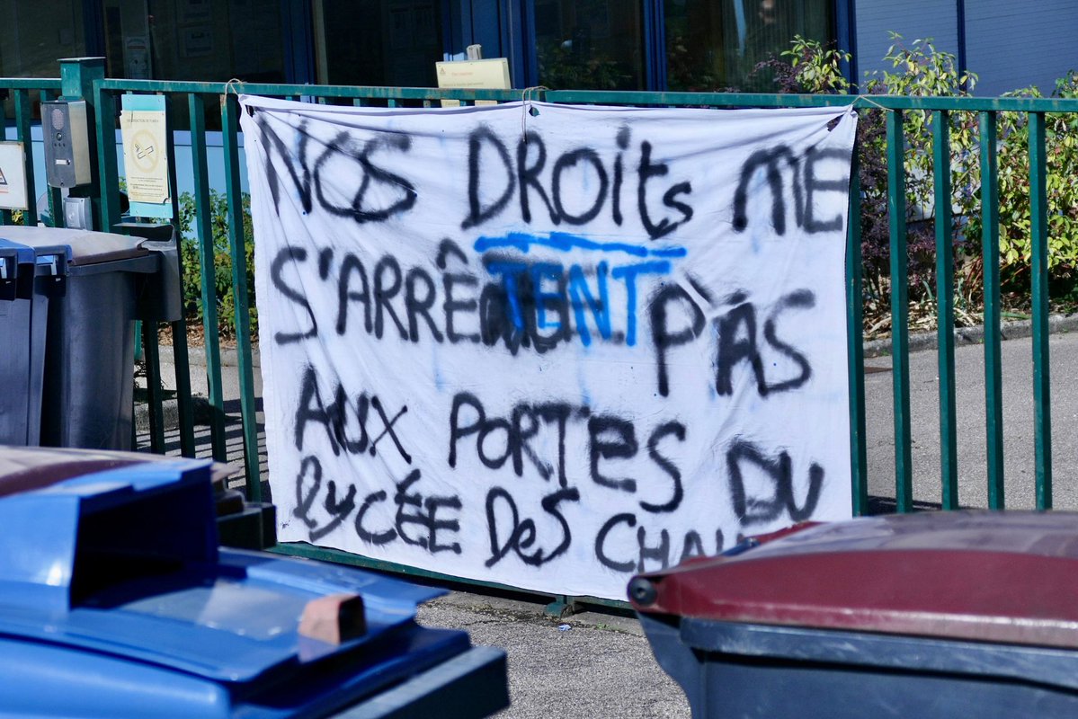 JInsoumAvallon's tweet photo. ✊ Bravo aux lycéen·nes d’Avallon mobilisé·es hier devant le lycée des Chaumes !

Une mobilisation locale qui s’inscrit dans un mouvement national autour des conditions d’études et des moyens de l’Éducation. 

📸 Quelques images.

#Avallon #Yonne #BlocusLycées #JeunesInsoumis https://t.co/rv5DgiToe2